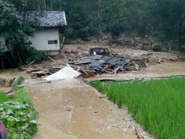 Hujan Deras Akibatkan Longsor di Kampung Cipari Talegong