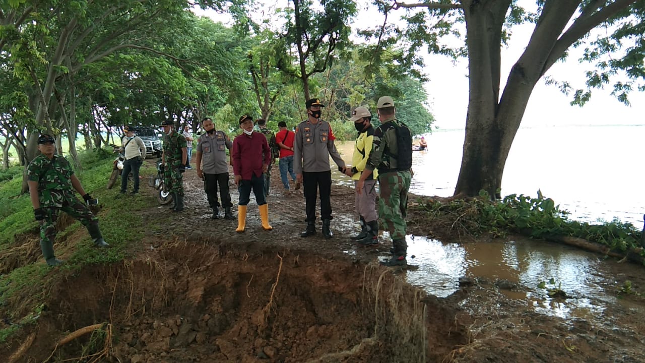 Pengecekan Tanggul Rawa Bacin Di Wilkum Polres Indramayu Polda Jabar
