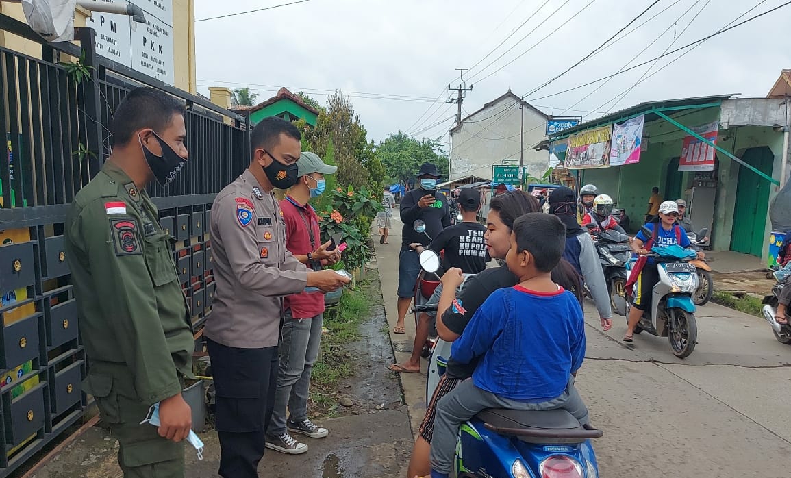 Polsek Pameungpeuk Polresta Bandung Bagikan Masker Gratis Dalam PPKM Tahap 2