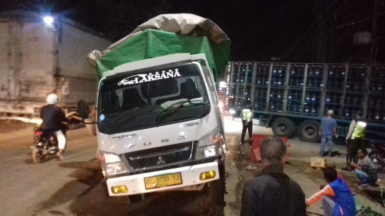 Anggota Polsek Cicurug Atur Kemacetan Jalan Sukabumi - Bogor
