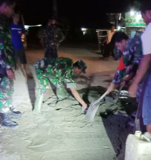 Kapten Inftri Warna Kecamatan Kayan Hilir pimpin Langsung kerja Gotong Royong Tambal Sulam Jalan Provinsi Nanga mau Tebida