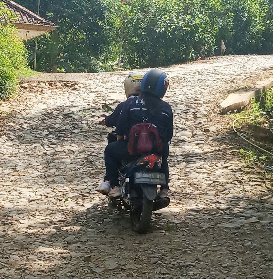 Jalan Penghubung Dua Desa Palugon dan Desa Cigintung Kecamatan Wanareja Cilacap Rusak Parah
