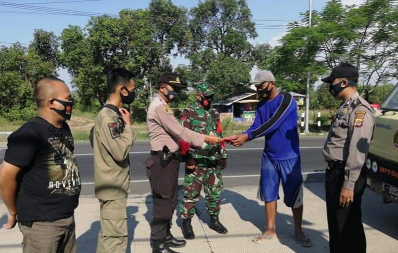 Cegah Penularan Covid-19, Kapolsek Leuwimunding Bersama Muspika Blusukan ke Pasar, Bagikan Masker