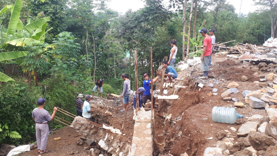 Tembok Penahan Tebing Milik Warga Ambruk Menutupi Badan Jalan Yang Menghubunkan Dua Desa