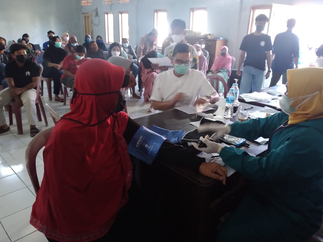 Warga Desa Cibunar Antusias Ikuti Vaksinasi Covid-19