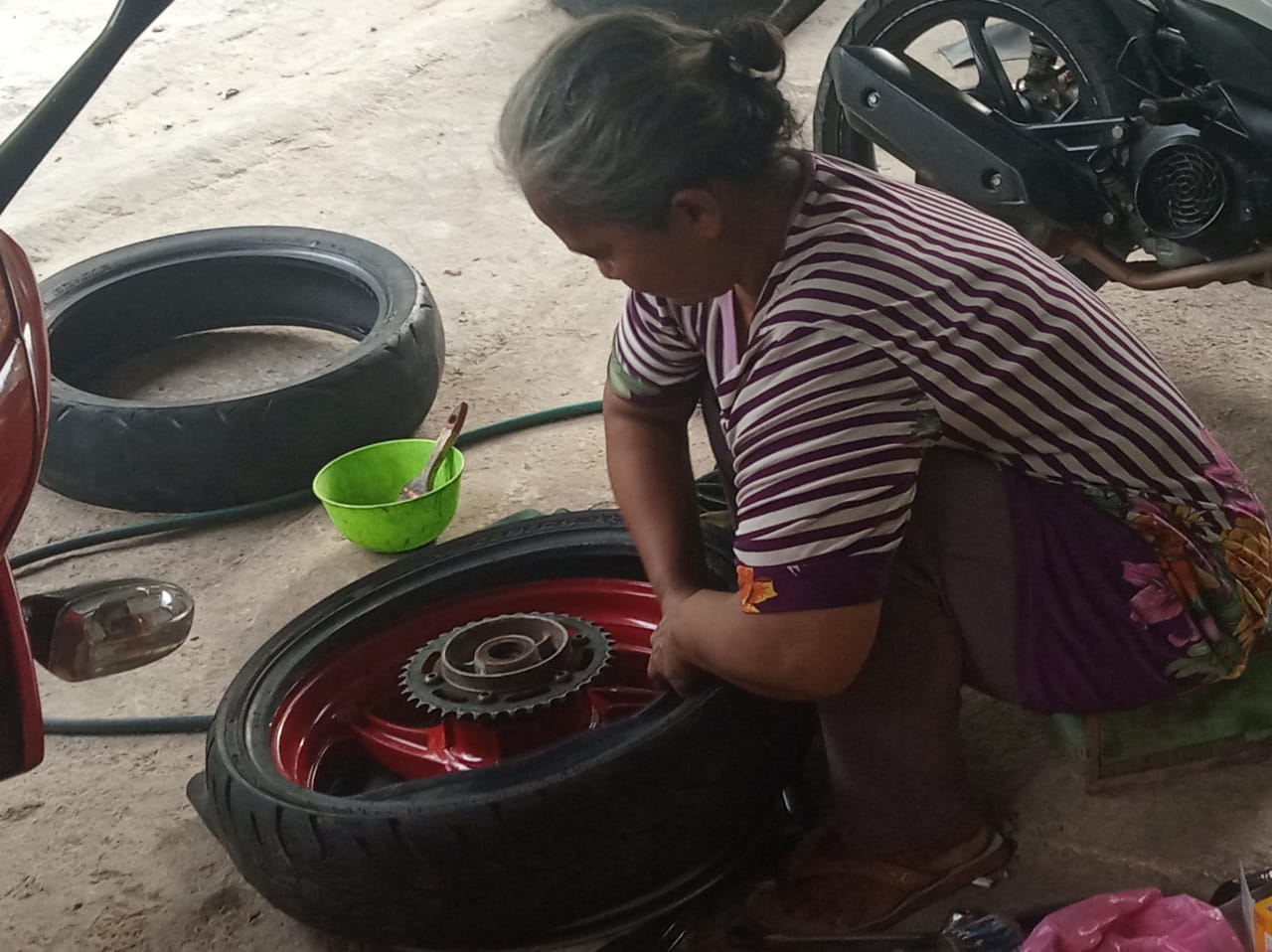 Bi Dati Wanita Tangguh Dari Desa Ciwalen Dayeuhluhur Cilacap