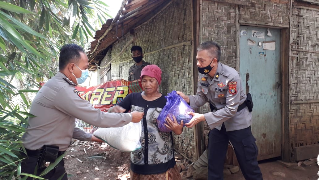 Program Baksos Saber Polres Lamsel Bagi Paket Sembako