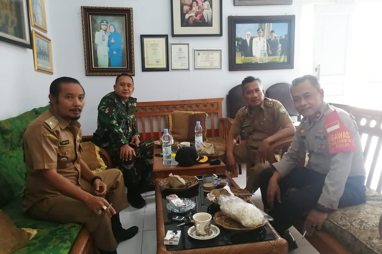 Kapolsek Lohbener Bersama Forkopimcam Silaturahmi dan Sambang Kepada Kuwu Desa Pamayahan