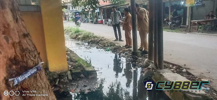 Camat Cilegon Tindaklanjuti Laporan Masyarakat tentang Saluran Air Mampet di Pasar Blok F