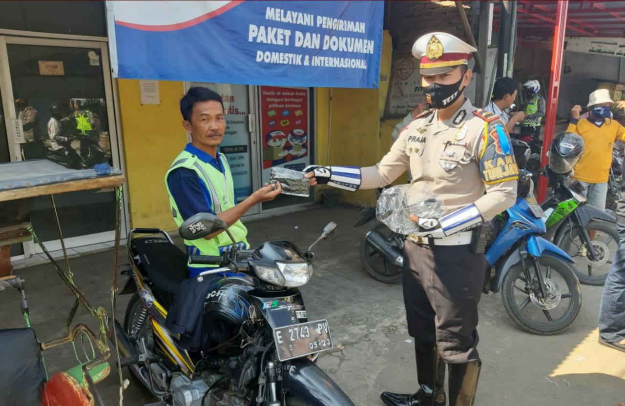 Gerakan  2,5 Juta Masker Gratis  Sat Lantas Polres Indramayu Bagikan Warga