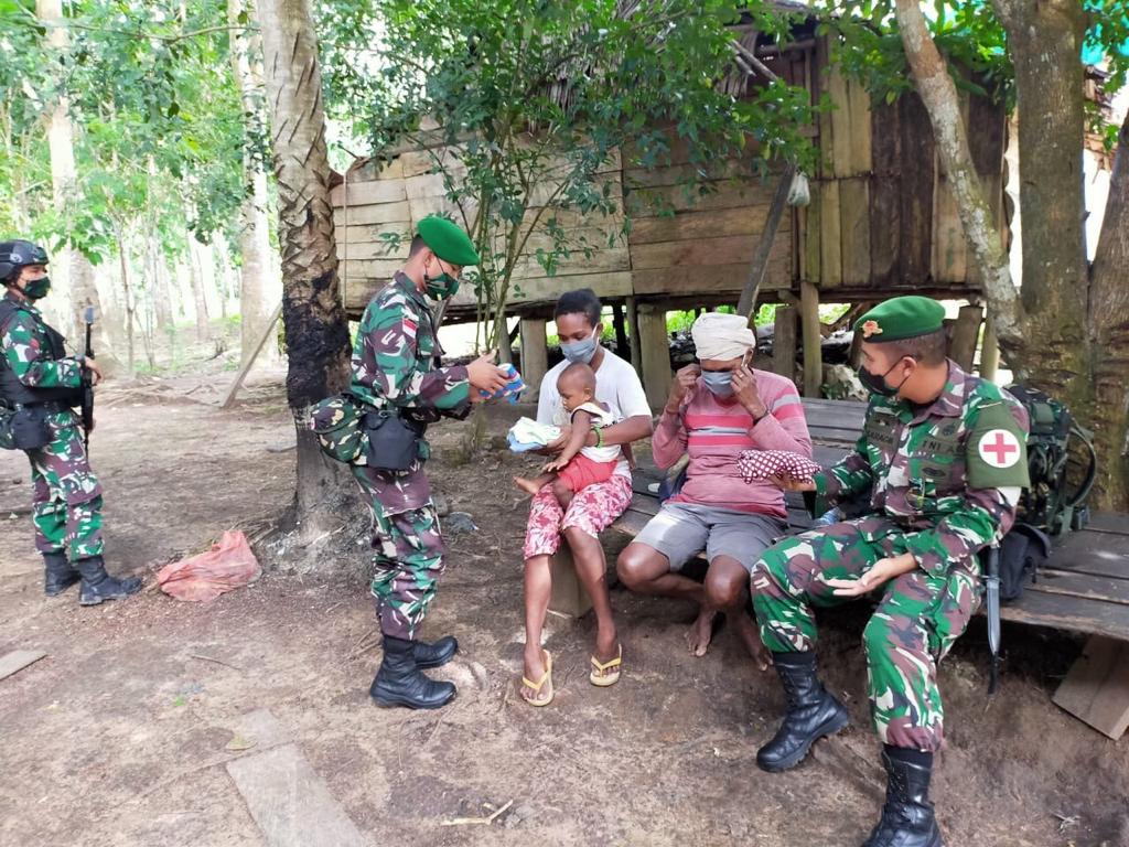 Satgas Yonif 125/Simbisa Bagikan Masker dan Pakaian Layak Pakai Kepada Warga Pedalaman Papua
