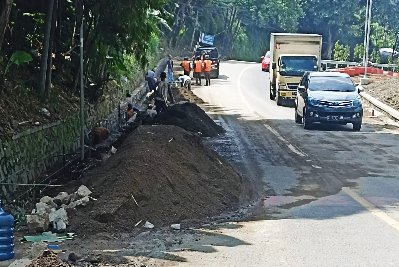 Proyek Perbaikan Saluran Air Dinas PUPR Provinsi, Tanpa Rambu Dinilai Membahayakan Pengguna Jalan