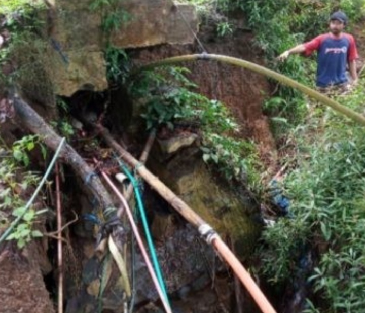 Pondasi Jembatan Di Dayeuhluhur Rentan Ambruk. 
