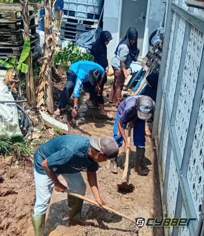 Hujan Lebat Sebabkan Genangan di Bank Sampah Menderma, Pengurus dan Relawan Lakukan Gotong Royong