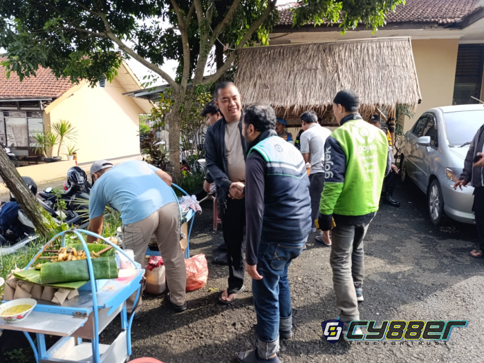POLSEK CIAWI GELAR “SARAPAN PAGI KAMTIBMAS” BERSAMA DRIVER OJOL SELTER GARDU PLN