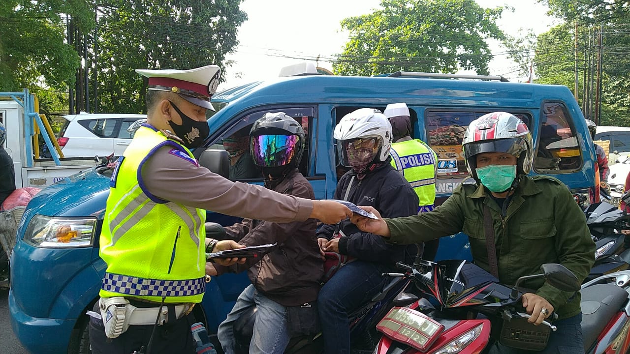 Berbeda !! Sat Lantas Polres Bogor Bagikan Masker Gratis Kepada Pelanggar Lalu Lintas