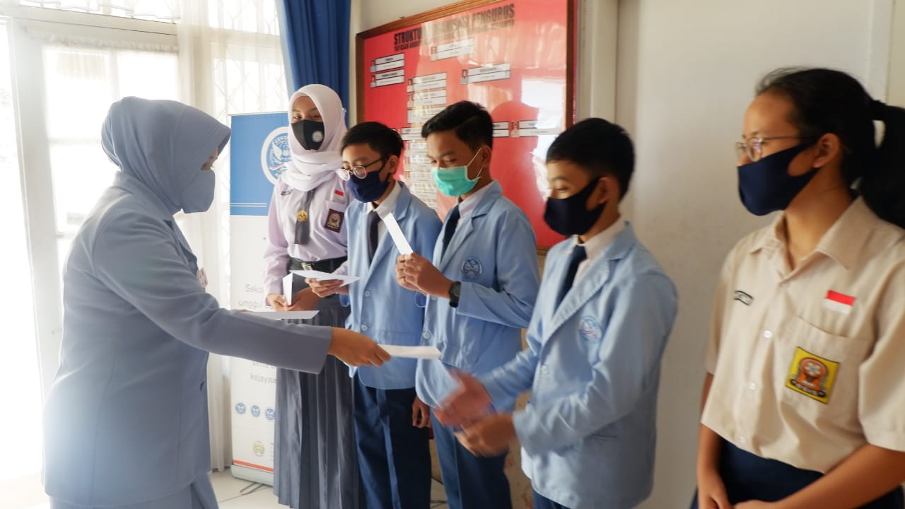 Ketua PIA AG Cab.4/G.II Lanud Sulaiman Beri Hadiah kepada Para Siswa Pemenang Kuis “Penjaga Langit”