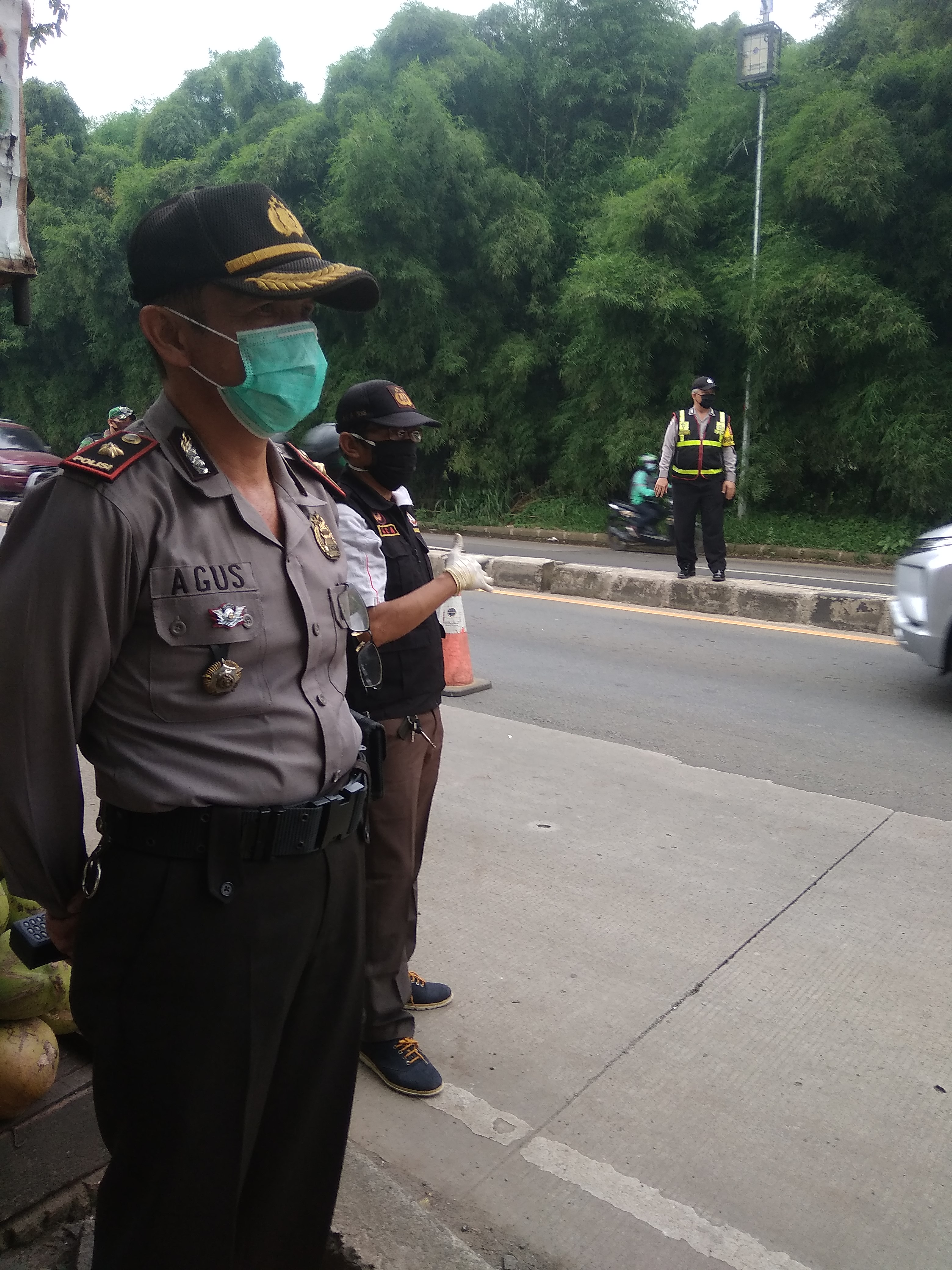 Polsek Koramil beserta Sat Pol PP Kecamatan Kemang Lakukan Giat Ops PPKM Mobile Serta Pembagian Masker Dalam Rangka Penanggulangan Covid - 19 