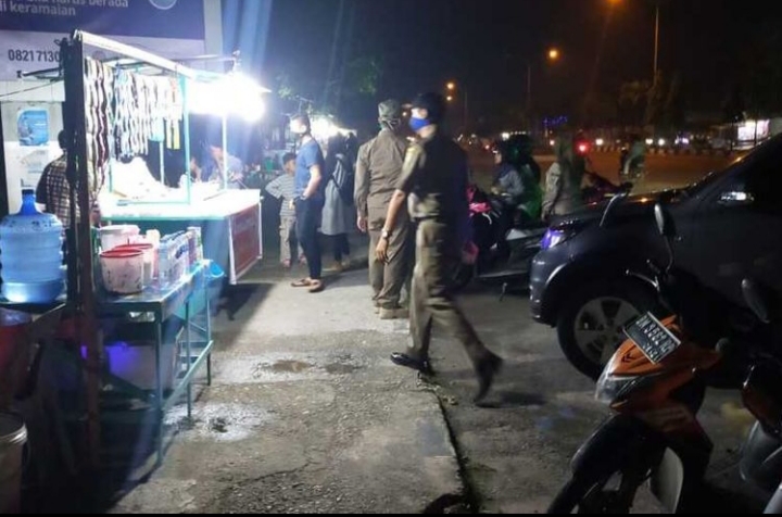 Lawan Covid-19. Petugas Satpol PP Kota Dumai Lakukan Patroli Protokol Kesehatan