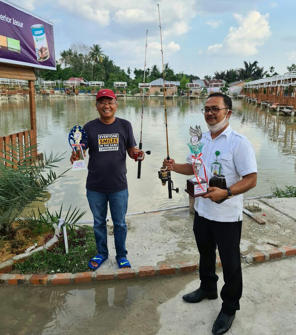Perwakilan Kejati Riau Syahrial Juarai Lomba Mancing di RA Kopi Aren