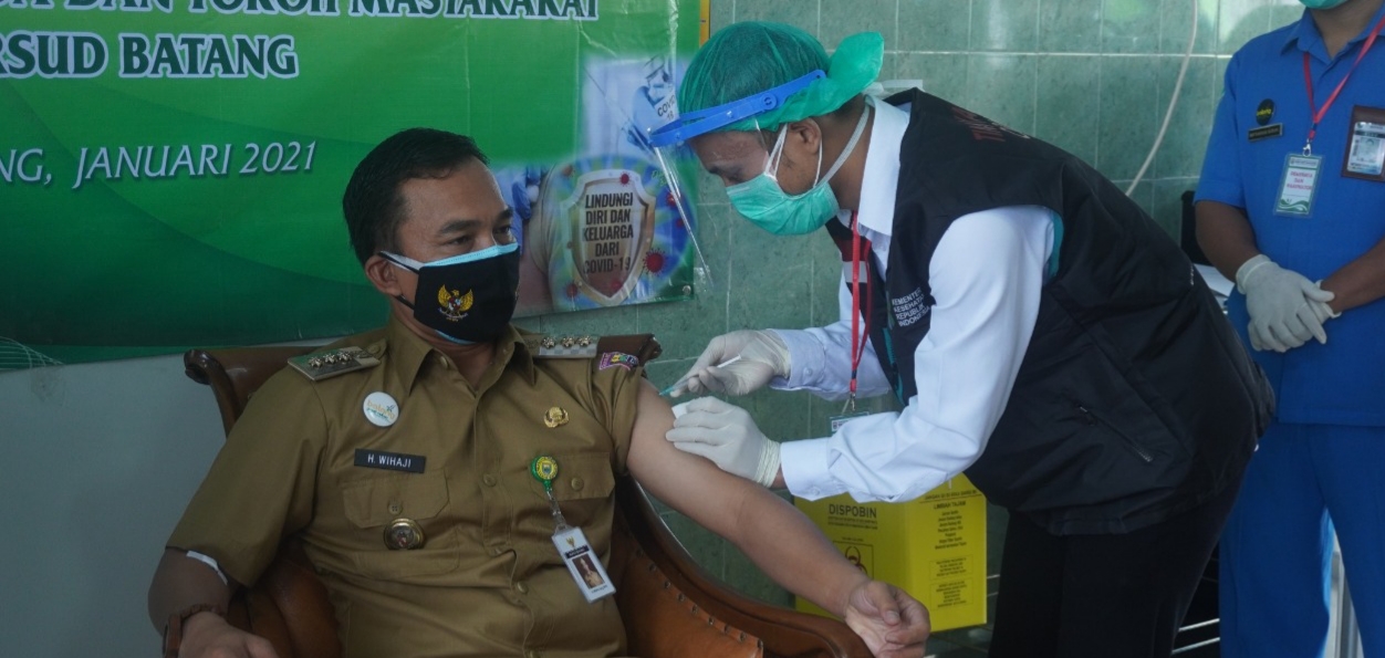 Bupati Batang dan Wabup Bersama Forkopimda Jalani Vaksinasi
