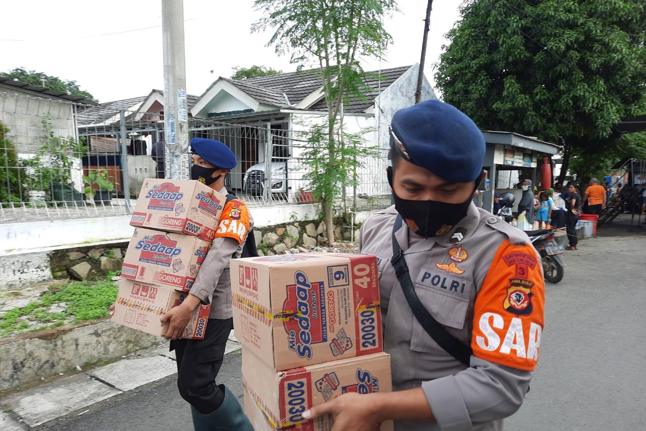 Sat Brimob Polda Jabar Bantu Pendistribusian Air Bersih dan Makanan Untuk Korban Banjir di Karawang