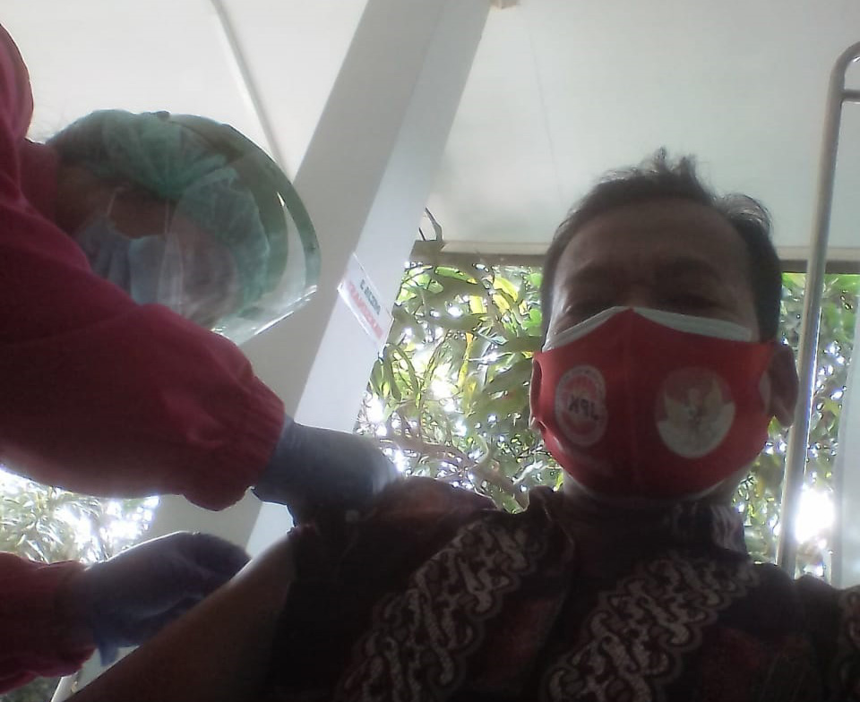 Tenaga Medis Klinik Bersalin Kaharunia di Vaksin Covid-19