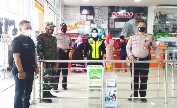 Antisipasi Covid-19, Polres Majalengka Bersama Koramil Gelar Pengamanan di Pusat Perbelanjaan