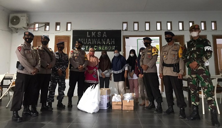 Bersama TNI, Sat  Brimob Polda Jabar Bagikan Sembako