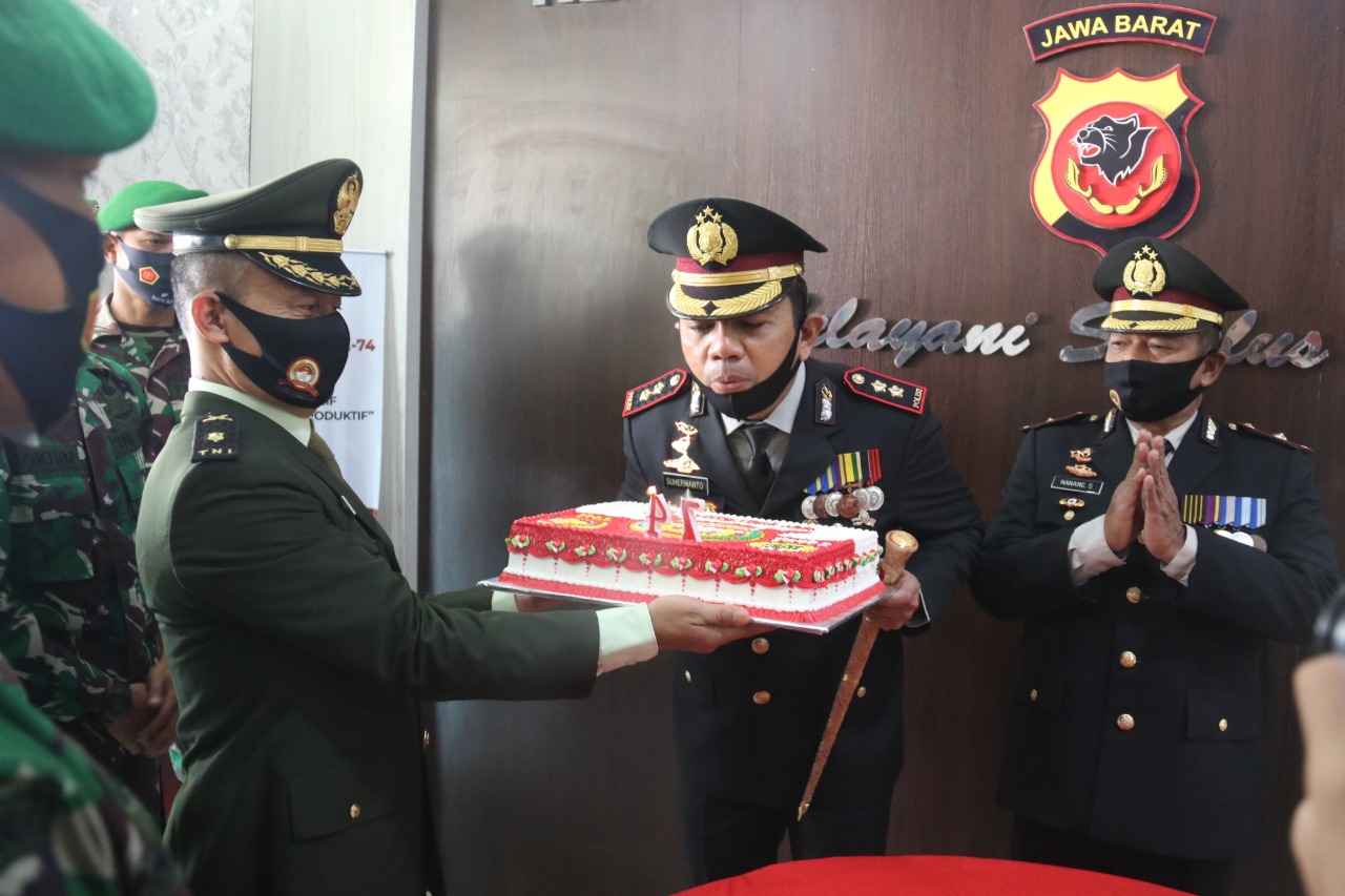 Kodim 0616 Indramayu, Berikan Kado Kue untuk Polres Indramayu di Hari Bhayangkara