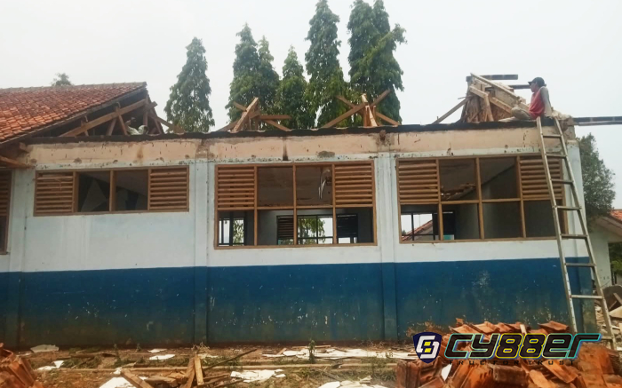 BONGKAR! Rehab 2 Ruang Kelas SMPN 2 Cipeundeuy KBB Rp265 Juta DAK APBD Diduga Pakai Besi Bekas Berkarat & Semen Murahan