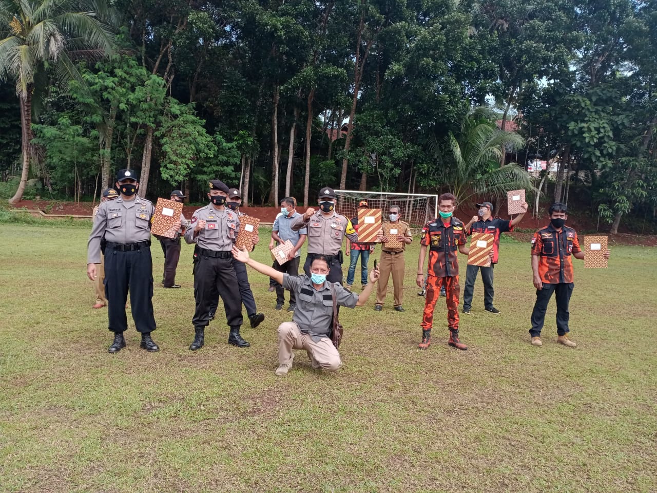 Forkopicam Sukadana Berikan Penghargaan Kepada Kapolsek, Danramil dan Pemuda Pancasila PAC Sukadana Ciamis