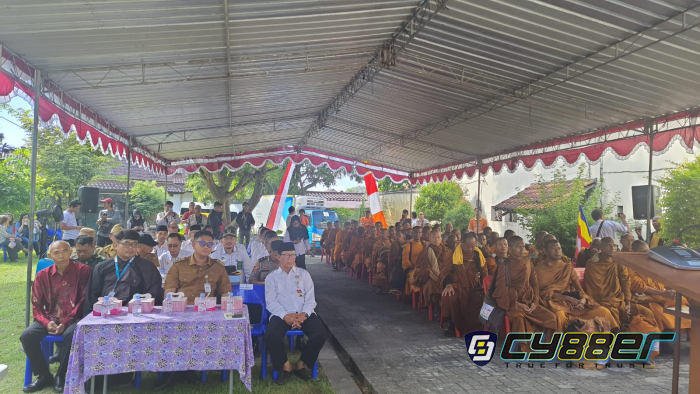 Ketua FKUB dan Bupati Klaten Lepas Para Bhikkhu dari Vihara Bodhivamsa untuk Misi Perdamaian Dunia Menuju Candi Borobudur