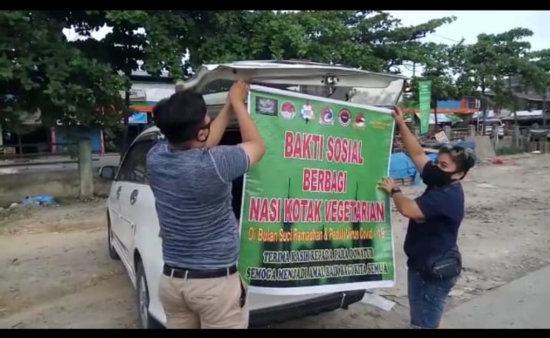 Peduli Sesama dan Bakti Sosial, RM Vegetarian Bersama Donatur Bagikan Menu Nasi Sehat dan Air Mineral Kepada Pengendara di Pekanbaru