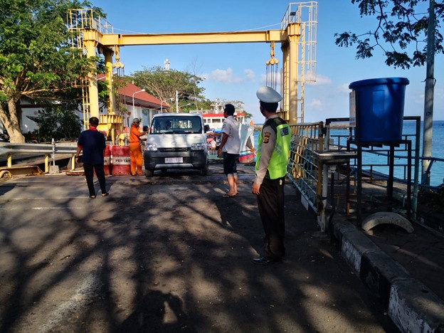 Pantau Giat Penyebrangan, Polsek Nusa Penida Terjunkan Personil di Setiap Pelabuhan Penyebrangan