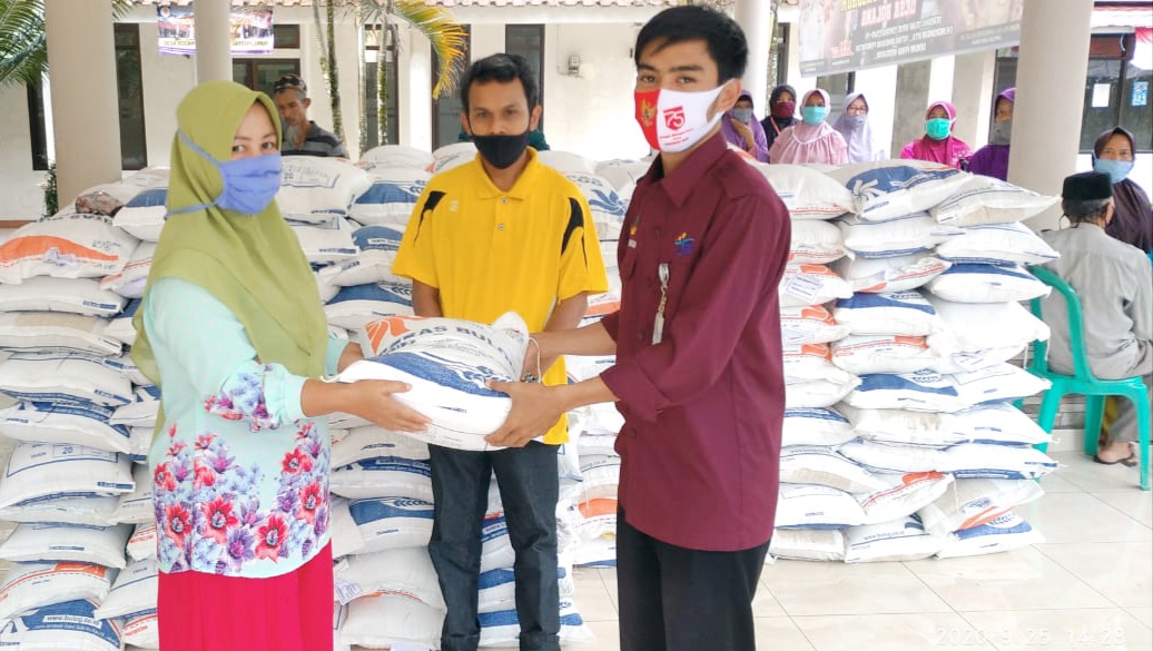 Desa Bolang Dayeuhluhur Salurkan BSB Kemensos 