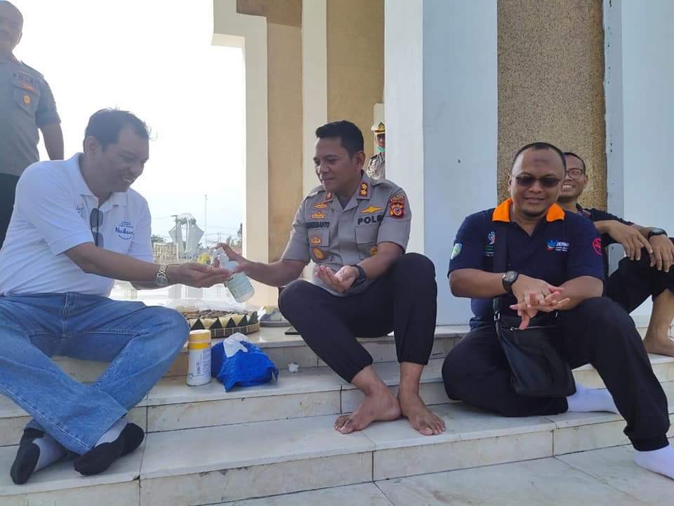 Cegah Penyebaran Covid 19, Forkopinda Bersama Masyarakat Bersihkan Area Publik Indramayu