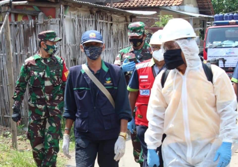 Peran Serta TNI, Koramil 1403 Lemahwungkuk Bersama UPT Lakukan Penyemprotan Disinfektan