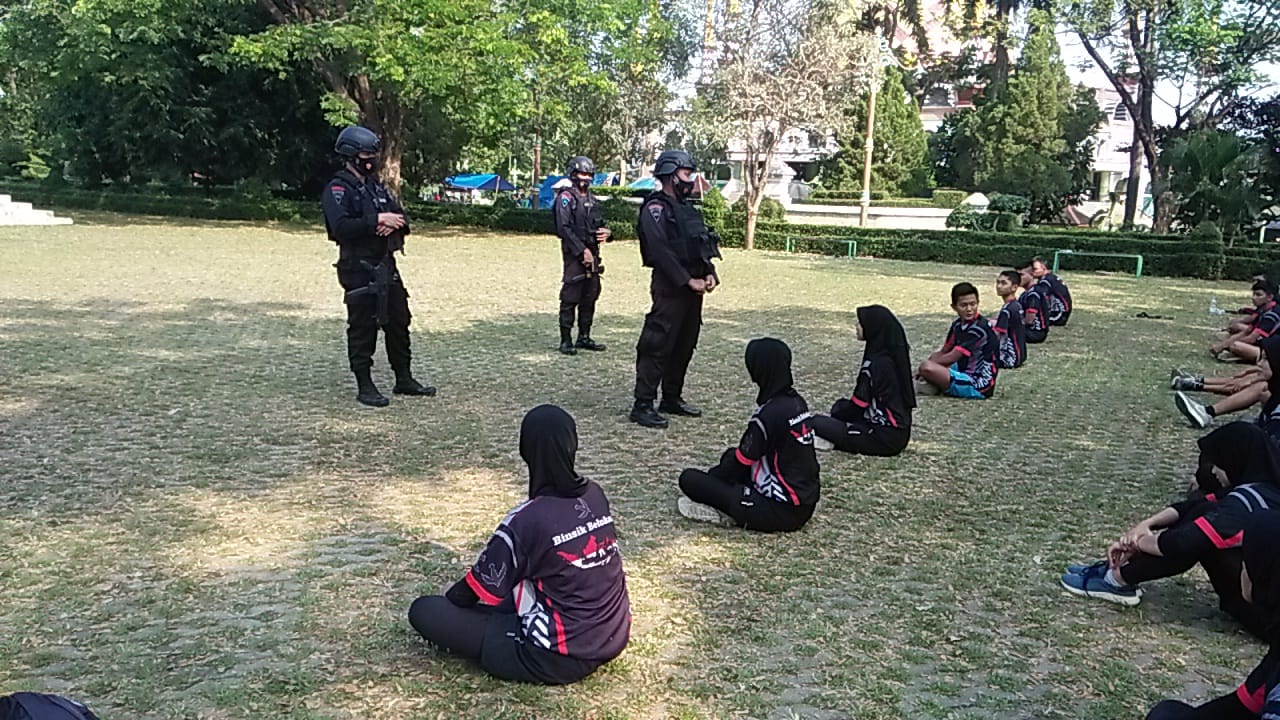Sambangi Remaja yang Berolahraga, Sat Brimob Polda Jabar Himbau Prokes