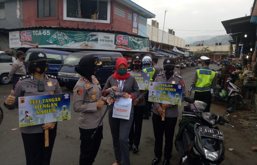 Cara Unik Kapolres Banjar, Warga Patuhi Protokol Kesehatan Diberi Bingkisan