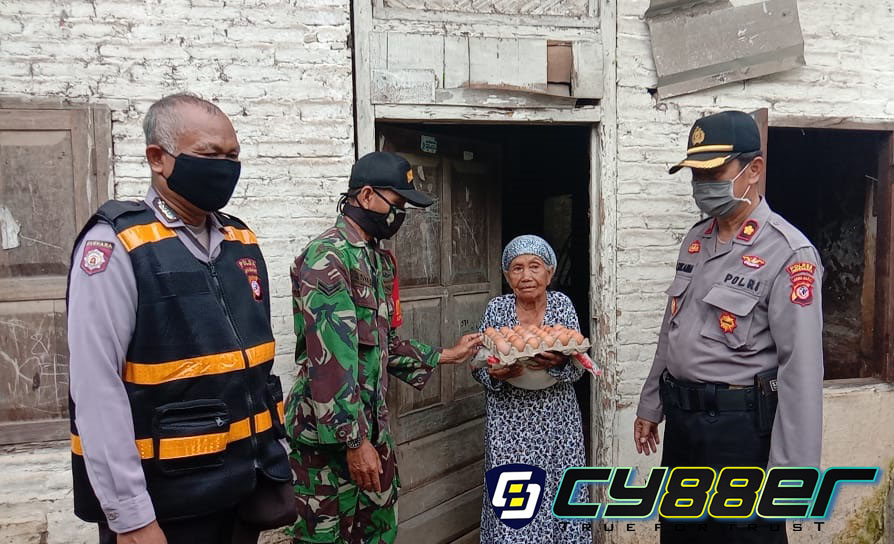 Sebanyak 112 Paket Sembako di Bagikan Jajaran Polsek Jatibarang Untuk Masyarakat Kurang Mampu
