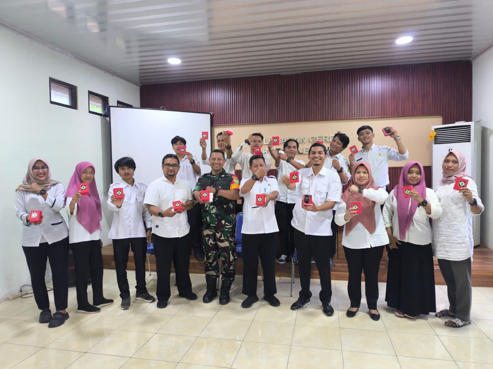 Budayakan Disiplin Waktu Lurah Rahmadi Bagikan Jam Tangan Untuk Aparatur Kelurahan Gerem 