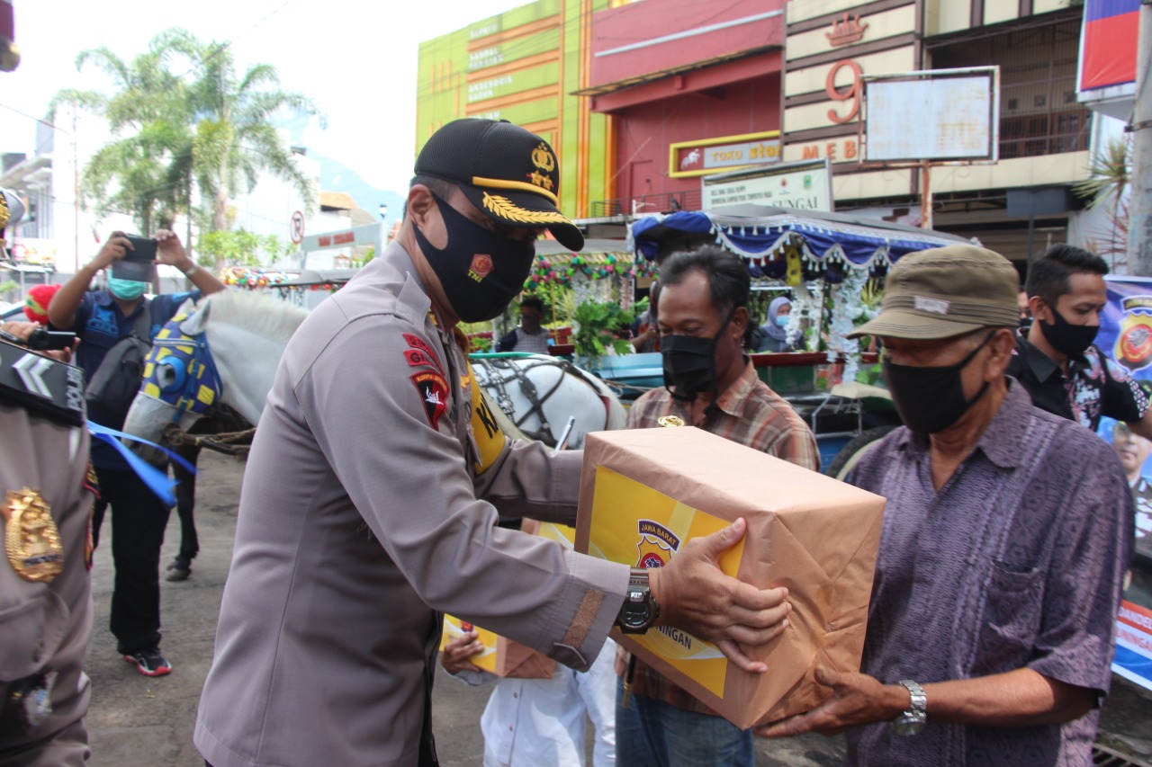 Operasi Zebra Lodaya 2020, Polres Kuningan Polda Jabar Bagikan Sembako dan Masker
