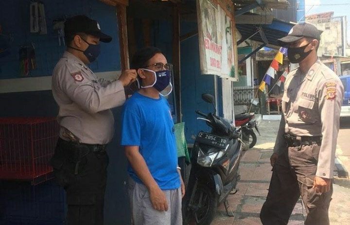 Disiplinkan Protokol Kesehatan di Wilkum Polres Banjar, TNI Polri Berikan Masker Gratis 