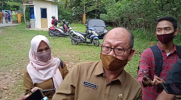 Walikota Tanjungpinang, Serahkan  Seragam Kepada Peserta Didik Baru Tingkat SD dan SMP Tanjungpinang