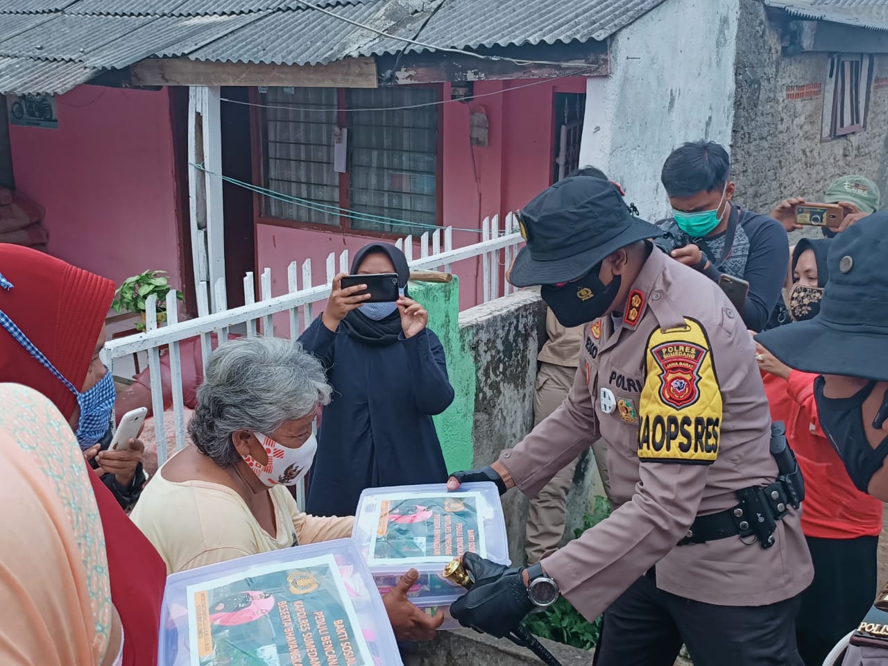 Kapolres Sumedang Berikan Bantuan Kepada Korban Longsor Robohnya Tembok Penahan Tebing (TPT)