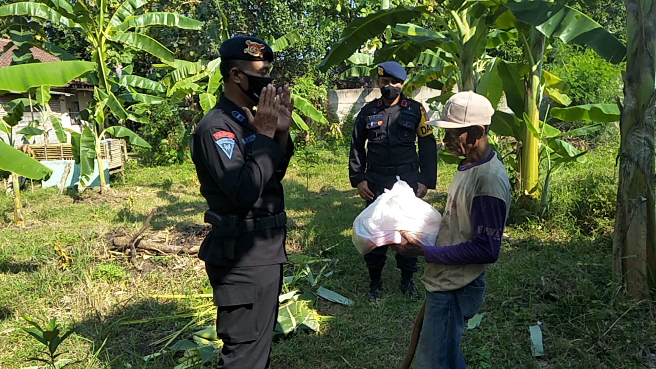 Bantu Ringankan Beban Masyarakat Terdampak Covid-19, Sat Brimob Polda Jabar Bagi Paket Sembako