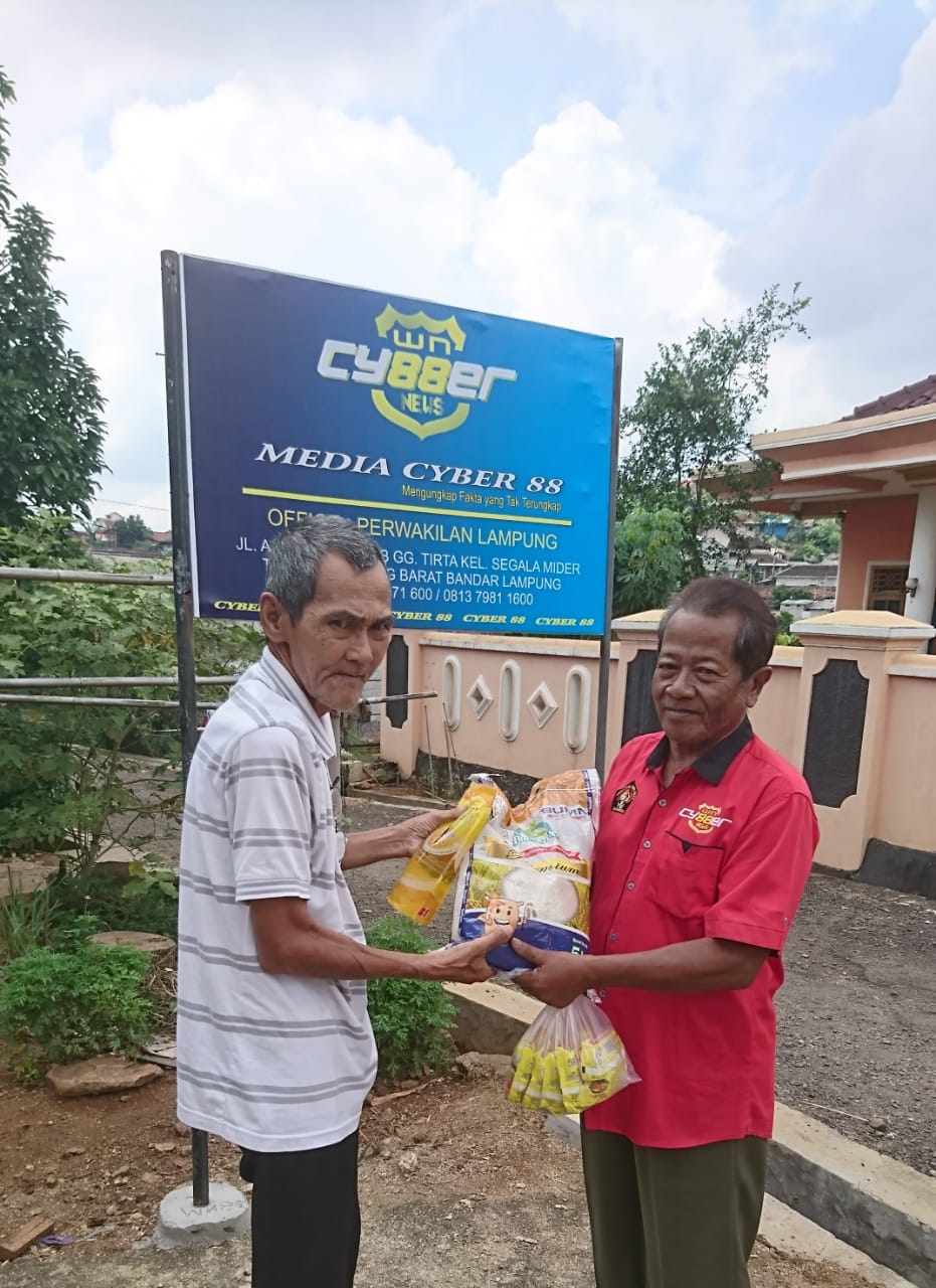 Perwakilan Cyber 88 Lampumg Peduli Covid-19, Serahkan Bantuan Sembako Pada Lansia