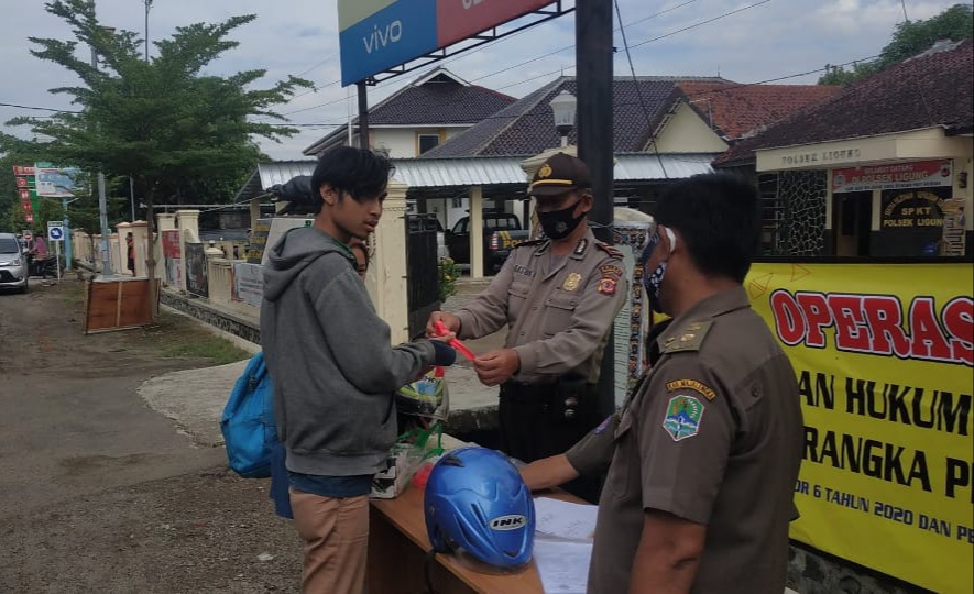 Polres Majalengka Polda Jabar Bersama Muspika Laksanakan Ops Yustisi dan Bagikan Masker Gratis 