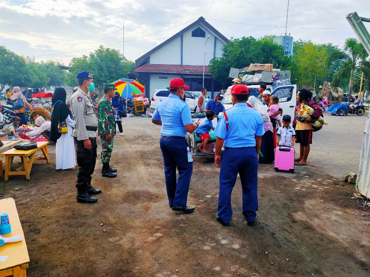 Satpolair Polres Situbondo Siaga di Pelabuhan Jangkar dan Ingatkan Penumpang Kapal Fery Patuhi Protokol Kesehatan